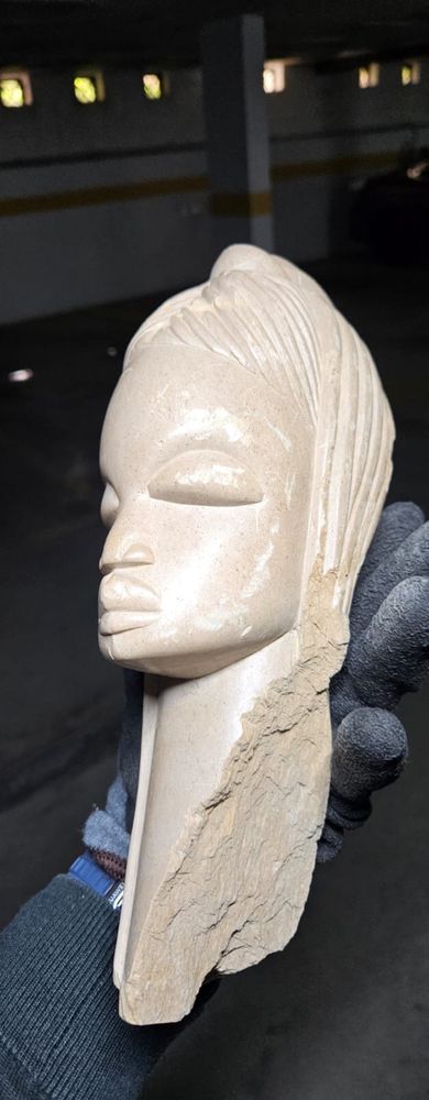 Bonita escultura africana em pedra. Original, com algumas imperfeições
