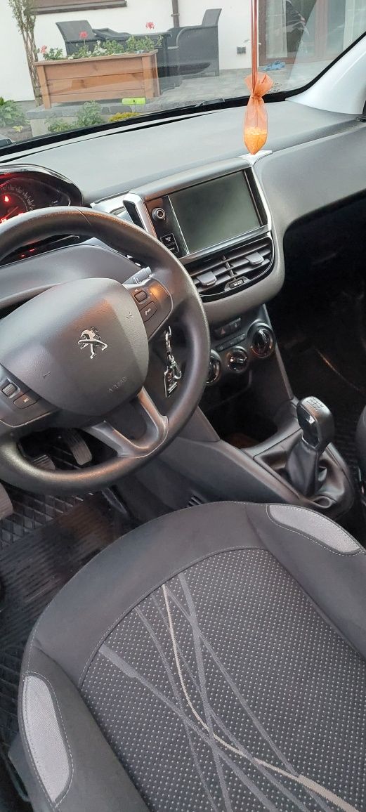 Peugeot 208  3d  2012