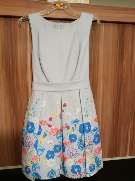 Elegancka sukienka w kwiaty komunia wesele