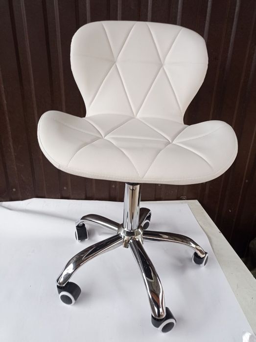 Стул на колесах для мастеров