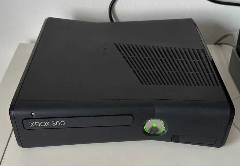 Xbox 360 Slim 4GB (S/Comando)