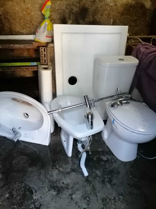 Base e louça casa de banho