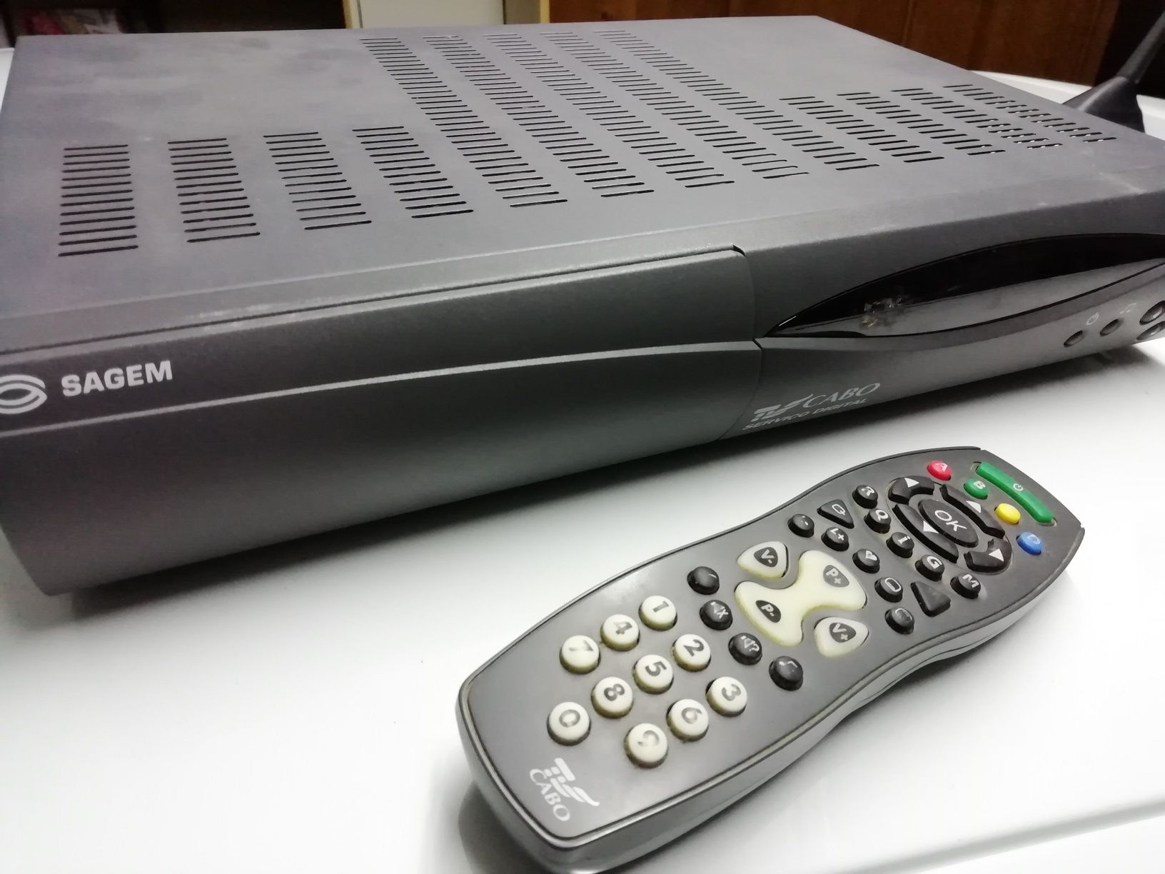 Box TV Sagem Satélite com 2 comandos