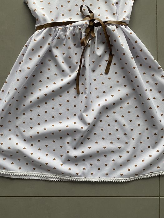 Sukienka w serduszka,r.134