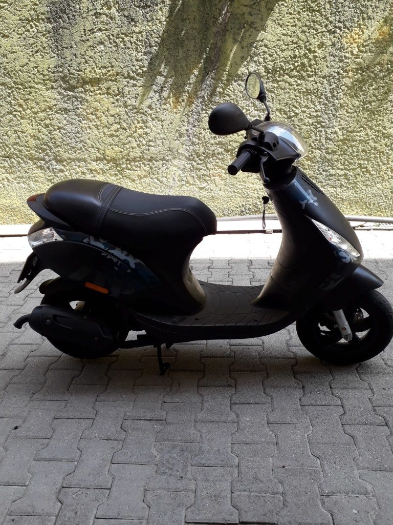 Piaggio  Zip scooter