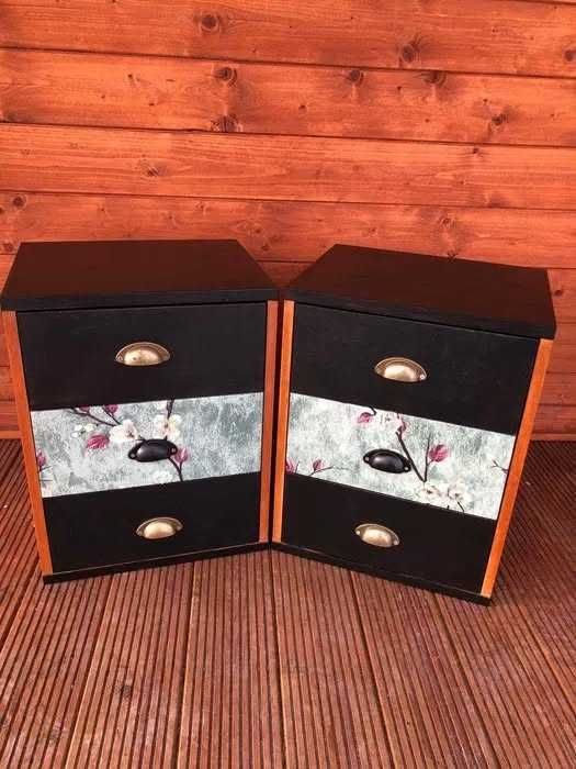 Duas mesas de cabeceira em tons de preto, madeira e papel fantasia