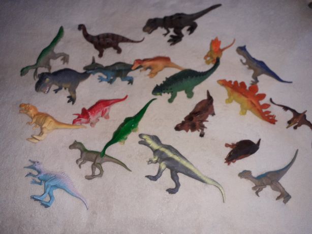 Динозавры разные, много.