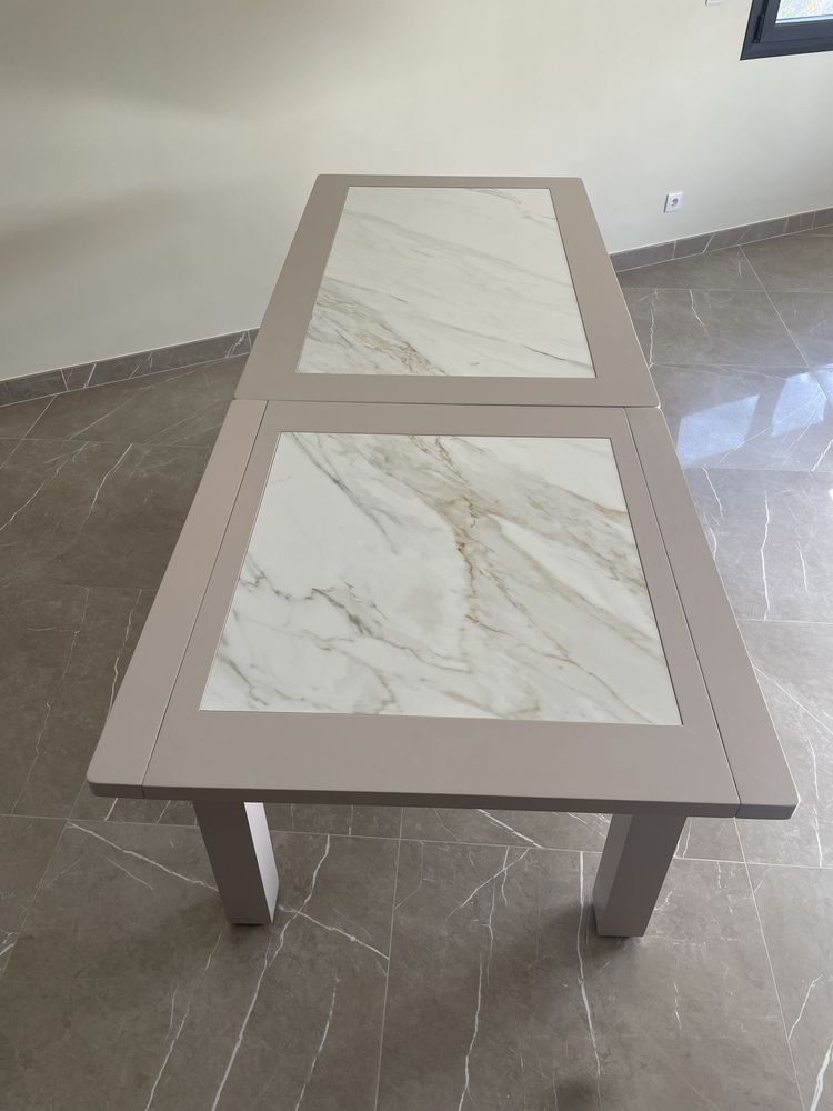 Sala de estar com linhas modernas e elegante