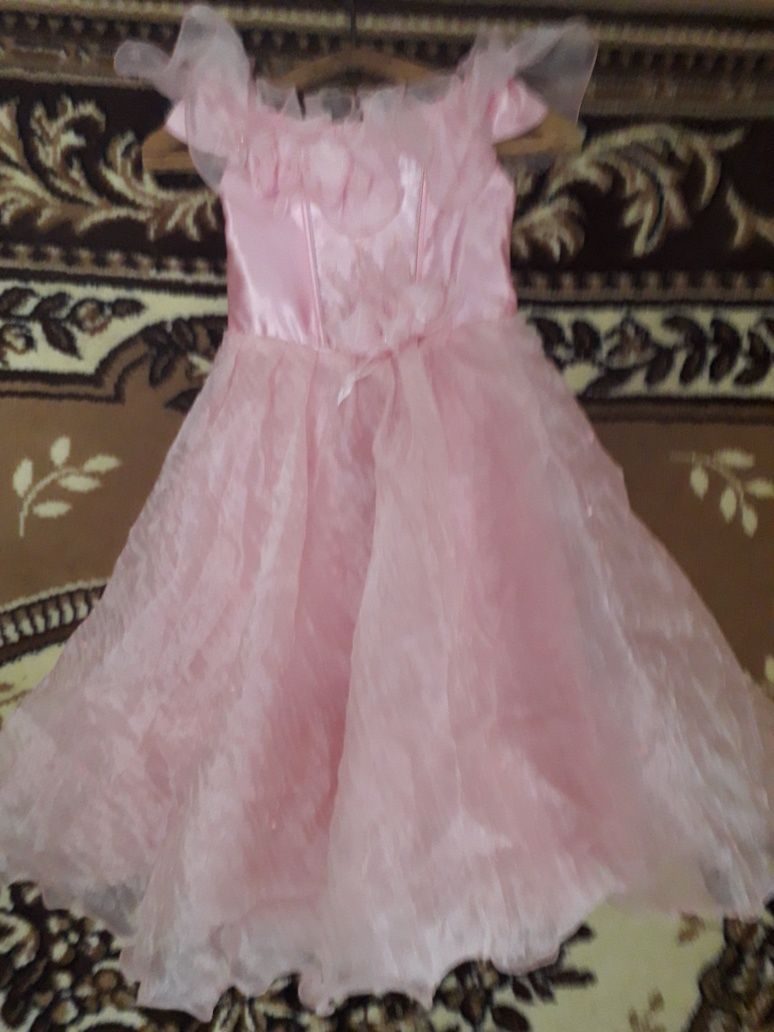 Сдам напрокат нарядное платье на девочку 5 -12 лет