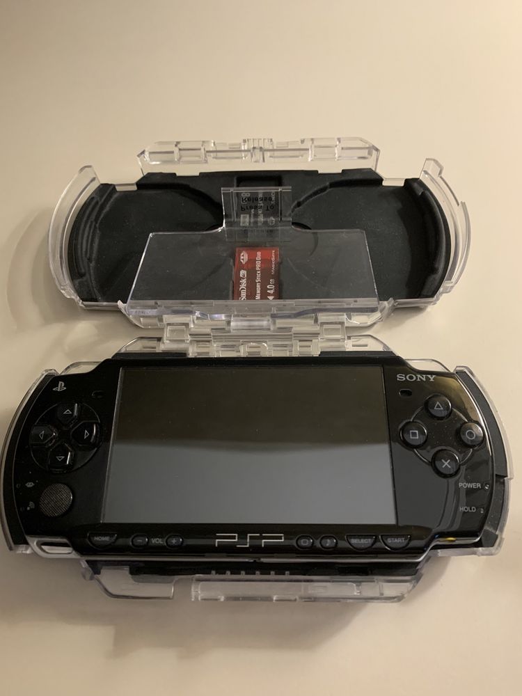 PSP 2000 чехол + 2 карты памяти