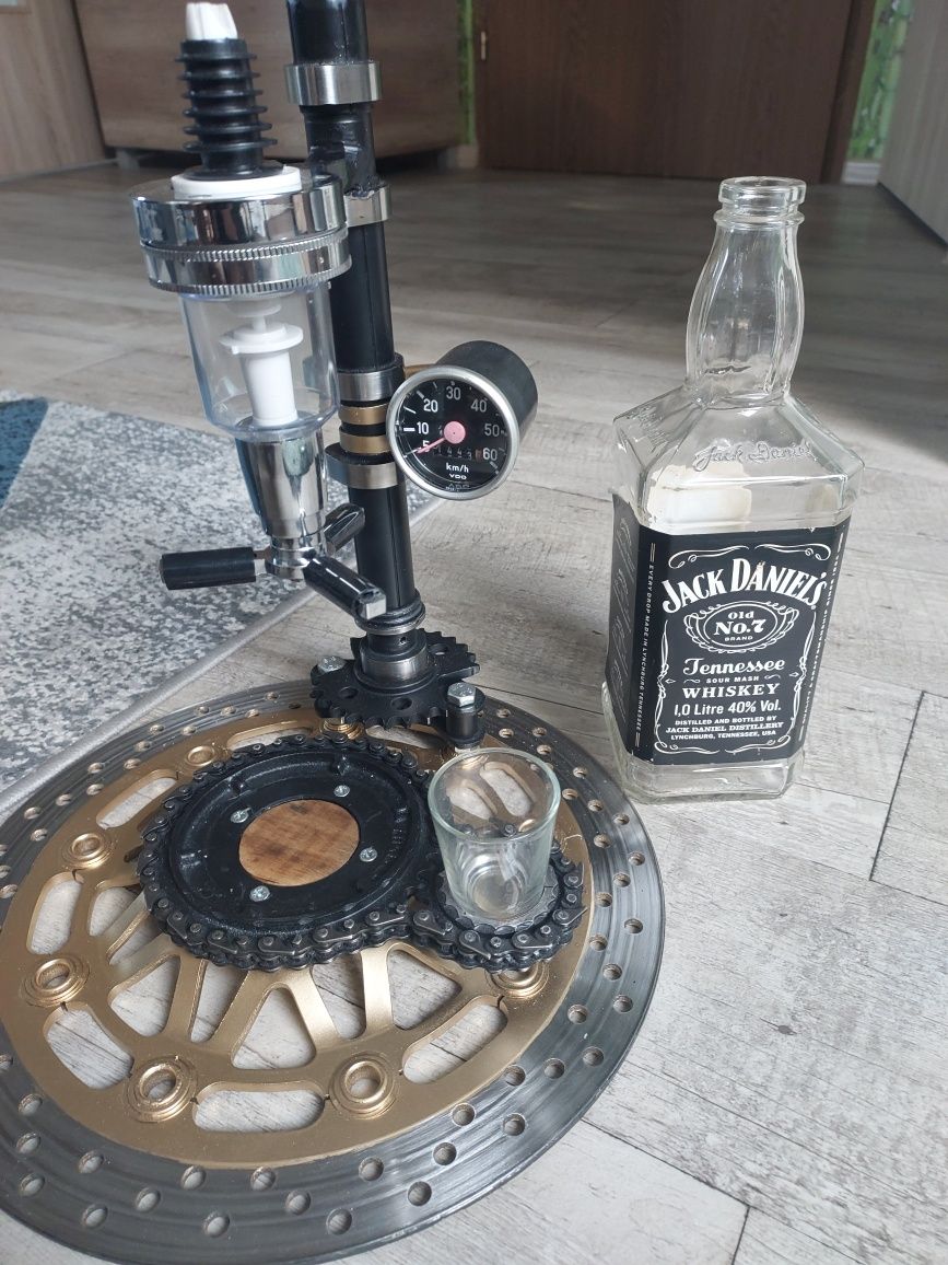 Nalewak do alkoholu. Dyspenser. Dozownik. Motor prezent