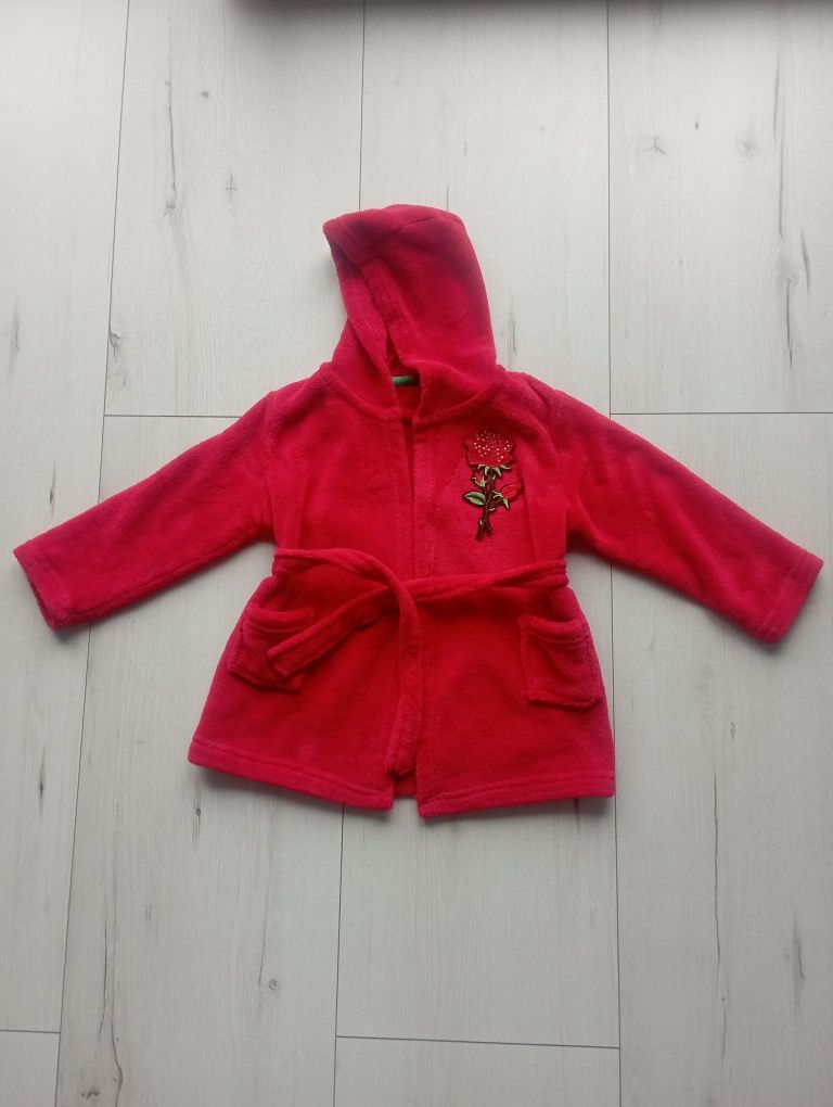 Oddam za 10 zł czerwony szlafrok dla dziewczynki 92/98