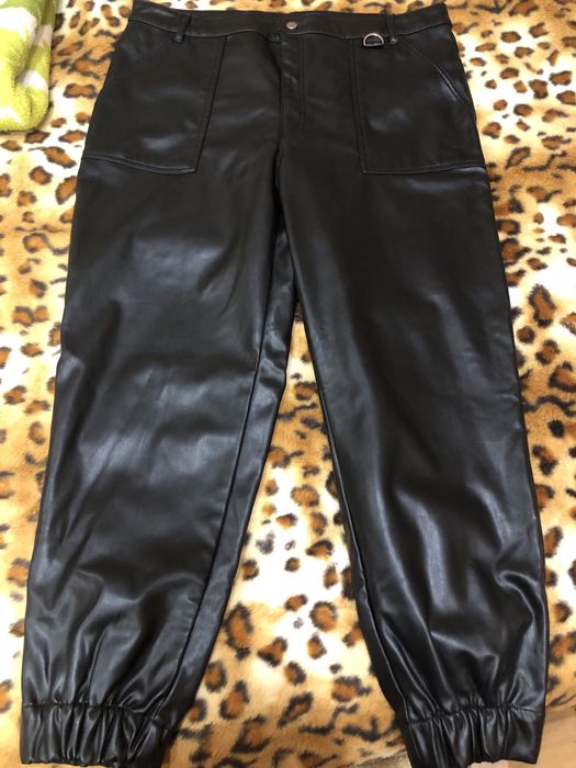 Штани з екошкіри на флісі фірми H&M