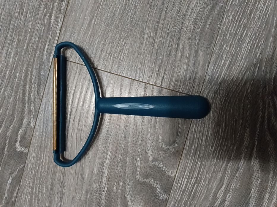 Щітка прилад для видалення вовни тварин, волосся, ворсу з килимів, меб