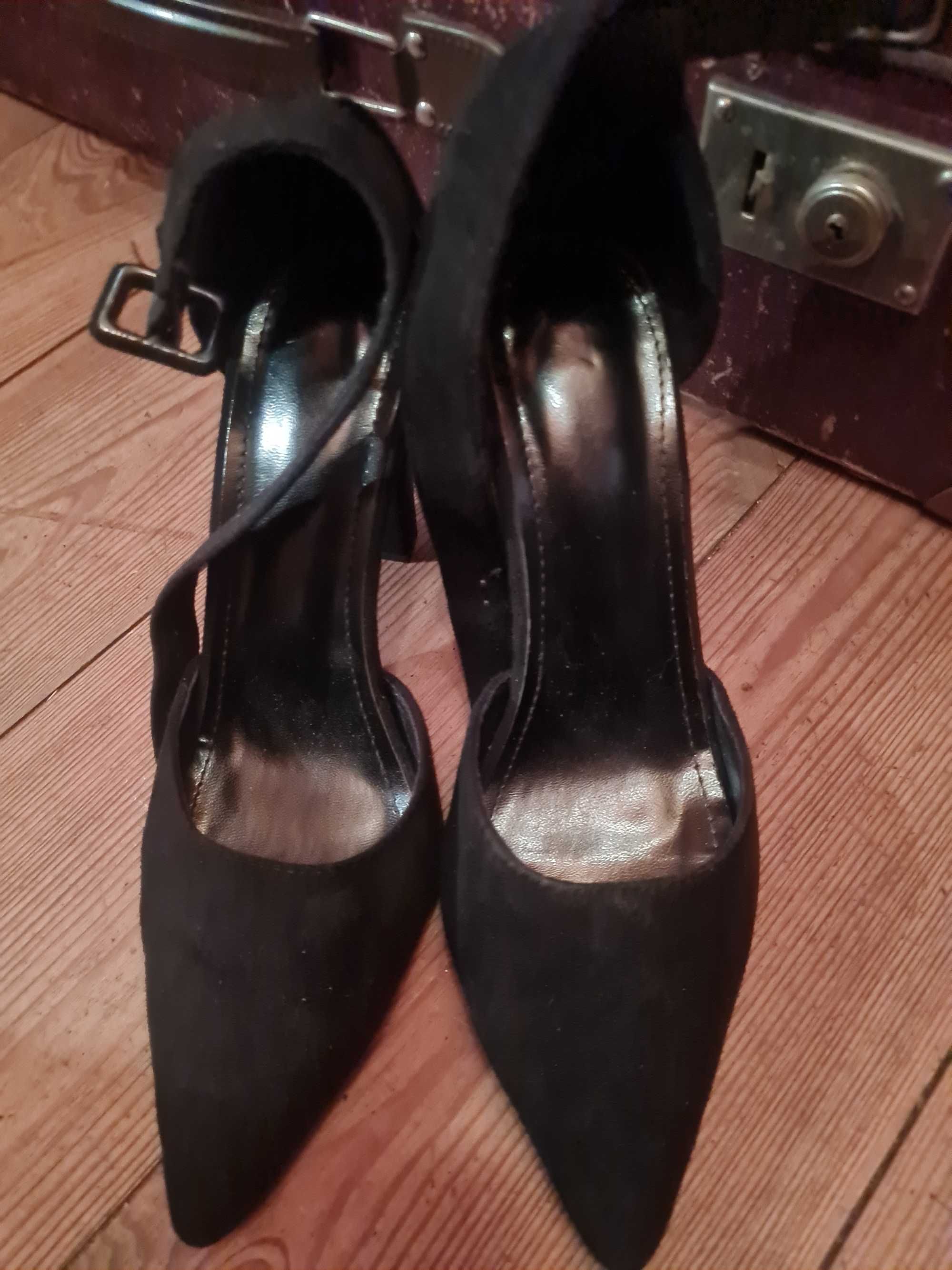 Czarne buty na obcasie