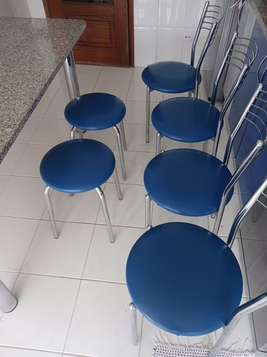 Mesa com pedra de granito e cadeiras