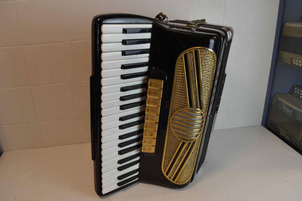Acordeao hohner Verdi VN 4 Voz, N .437