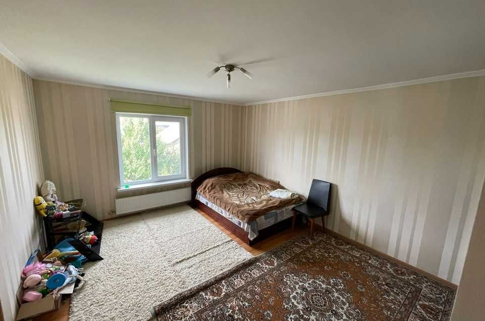 Будинок з жилим ремонтом та ПІДВАЛОМ у Центрі Бучі!  БЕЗ комісії