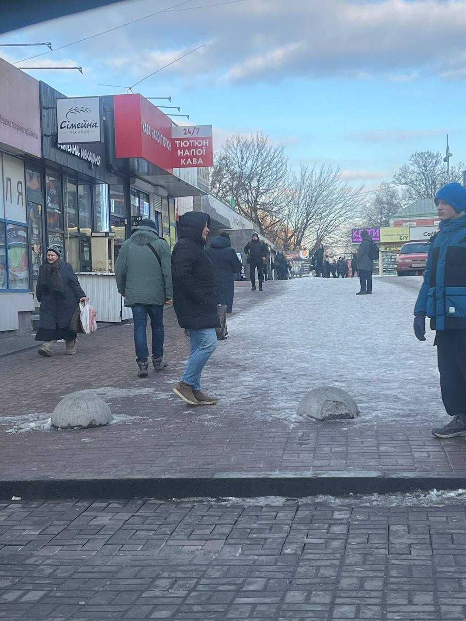 м.Лівобережна.5,5м.Біля метро.Капітальна споруда.Високий трафік