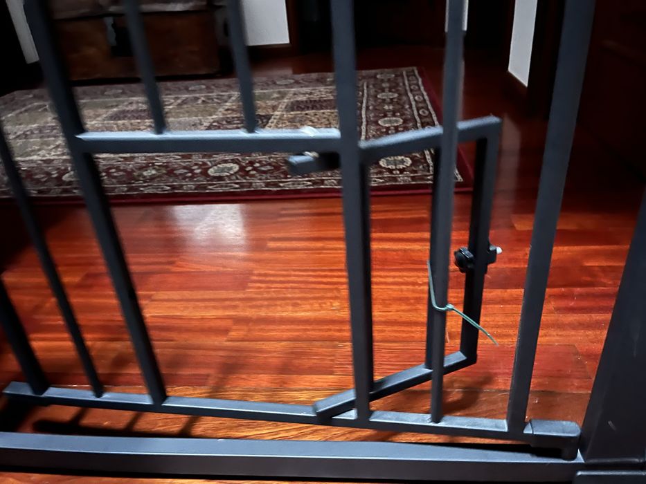 Barreira escadas criança com porta para gato