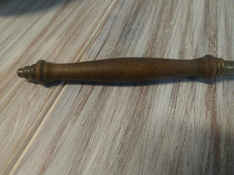 Łyżka mosiądz z drewnem dł.32 cm.