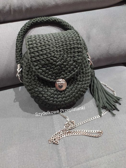 Torebka wykonana ze sznurka poliestrowego płaskiego na szydełku