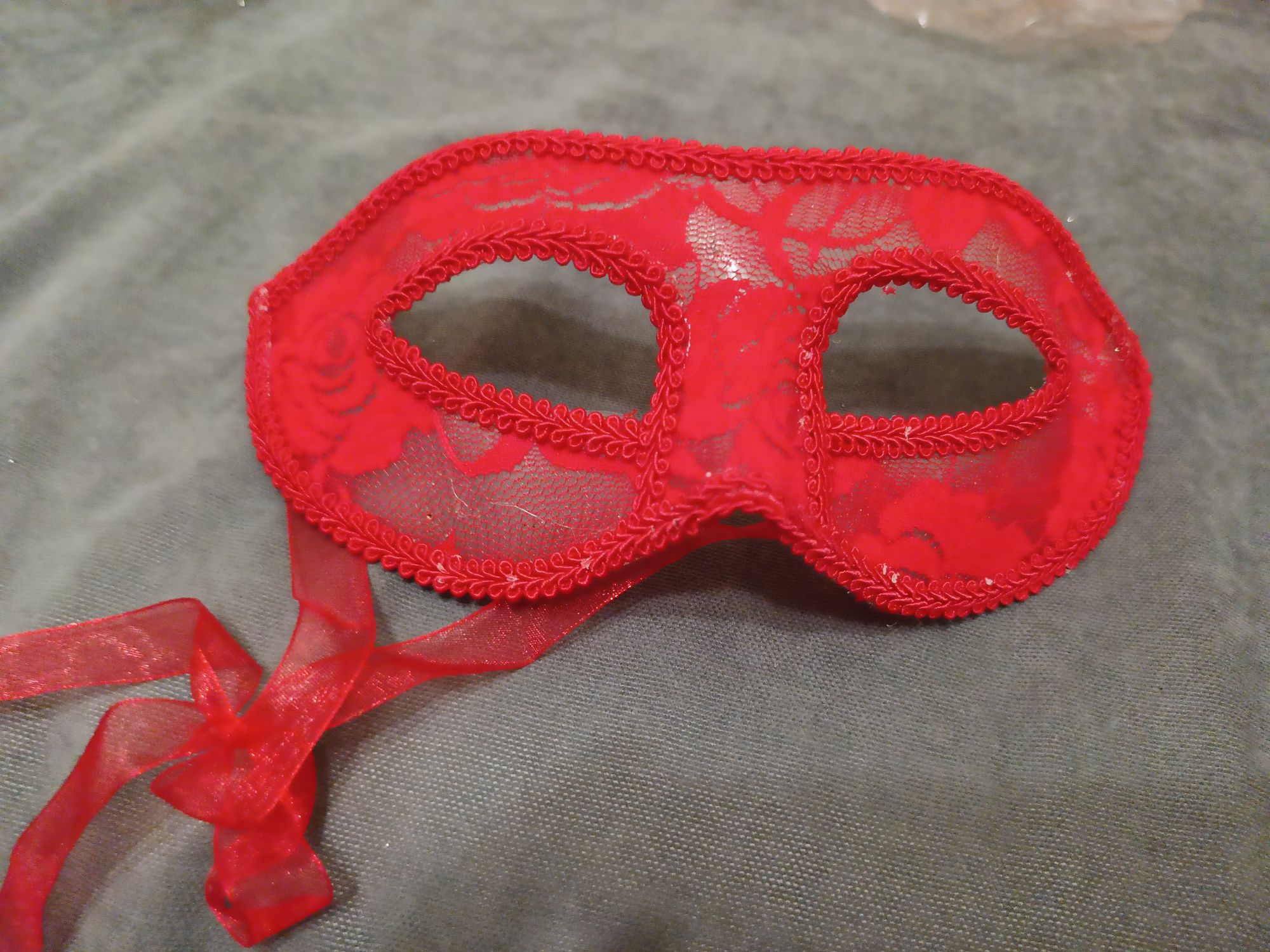 Красная кружевная маска. Карнавальная, новогодняя маска