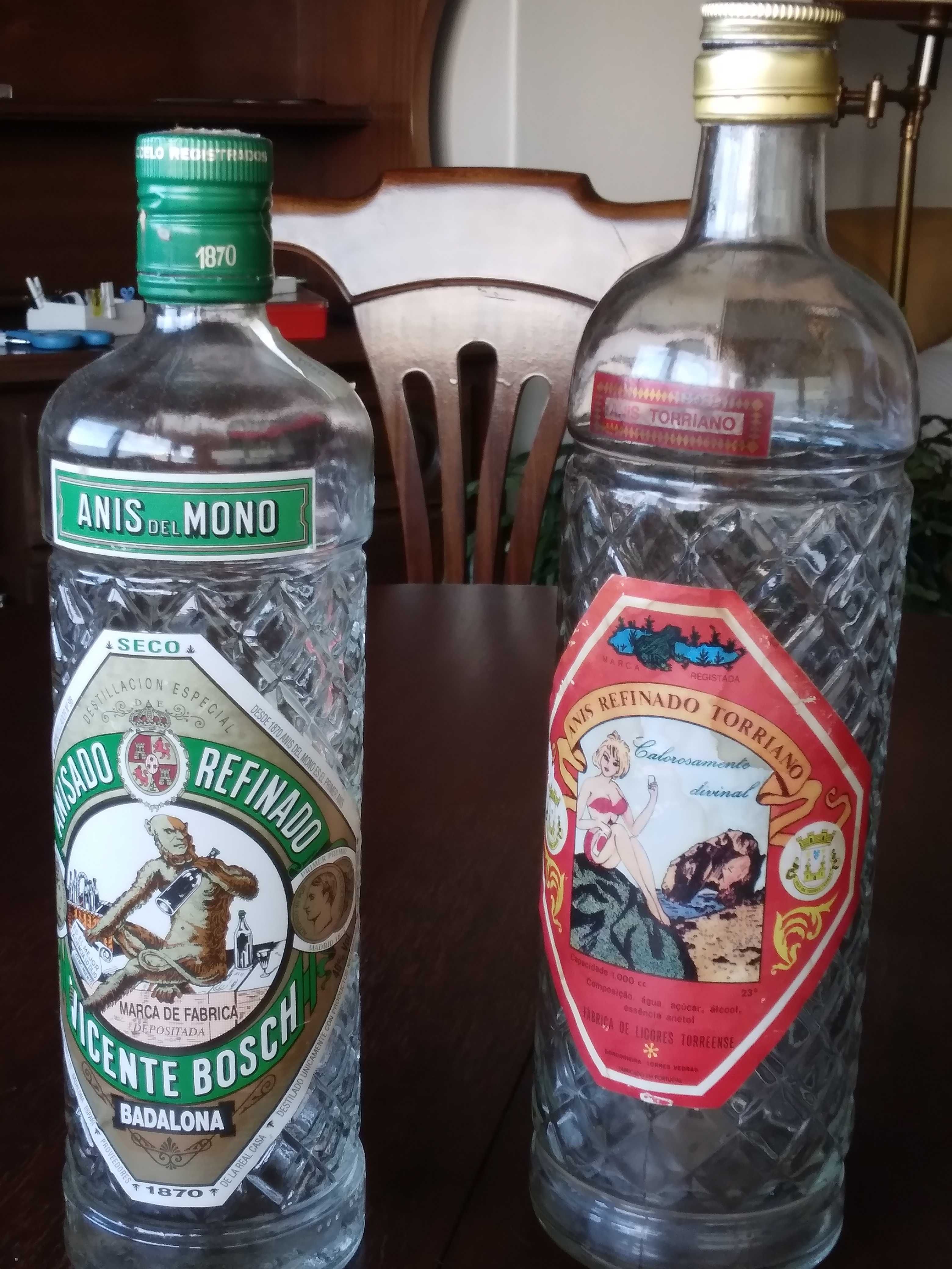 Garrafas com letreiros antigos