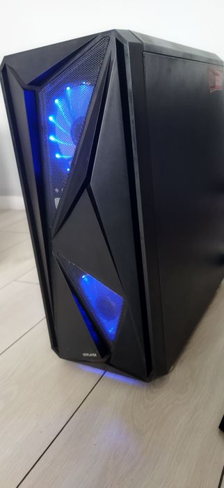 Ігровий комп'ютер, з монітором та девайсами.