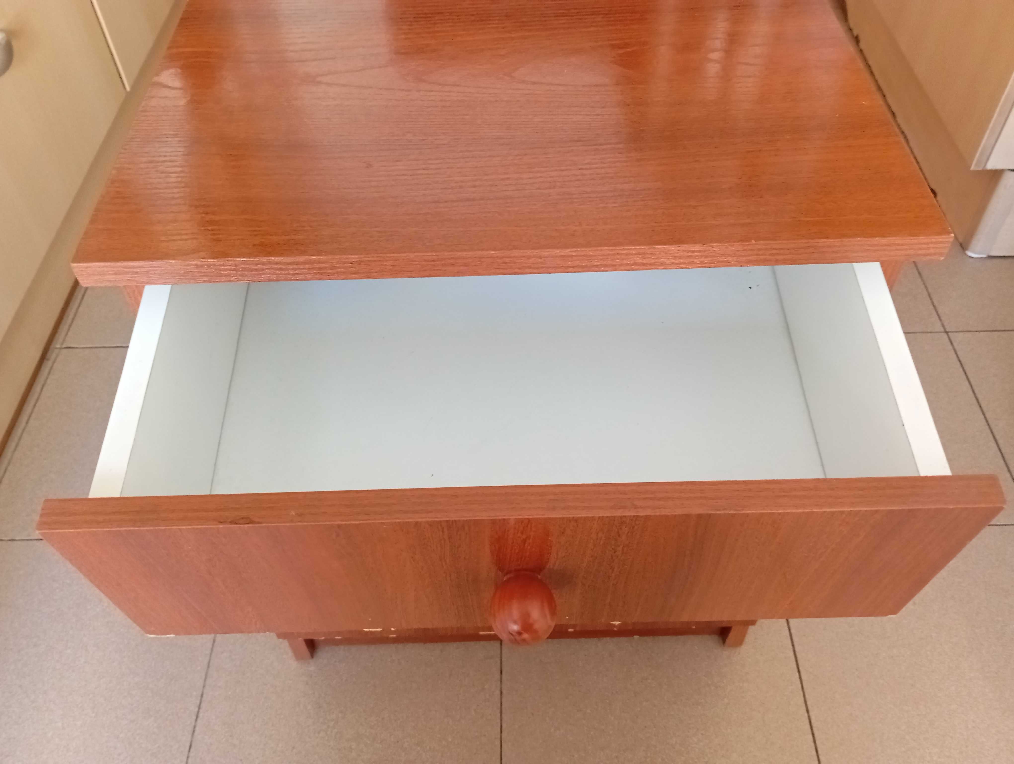 Mesa de cabeceira em madeira com 3 gavetas – usada