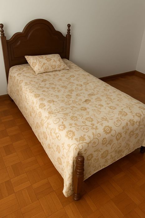 Cama solteiro em mogno