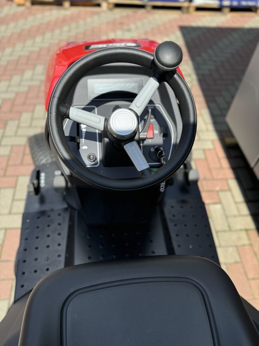 SECO traktor ogrodowy Profesjonalny naped 4x4 z wysokim wysypem trawy