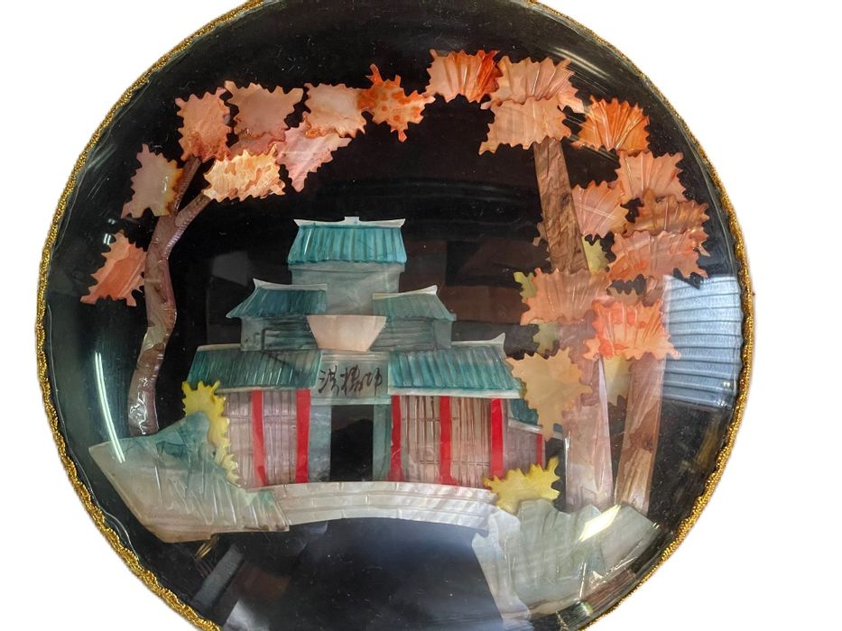 Prato madrepérola em porcelana antigo oriental 

Excelente estado 

Me