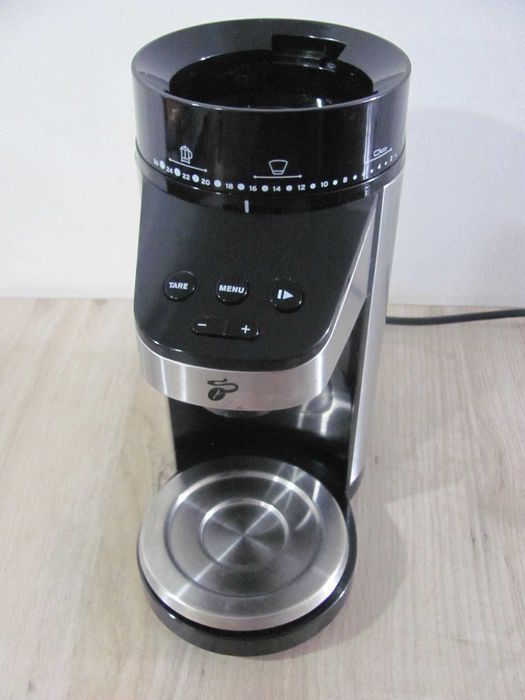 Elektryczny młynek Tchibo do kawy z wagą