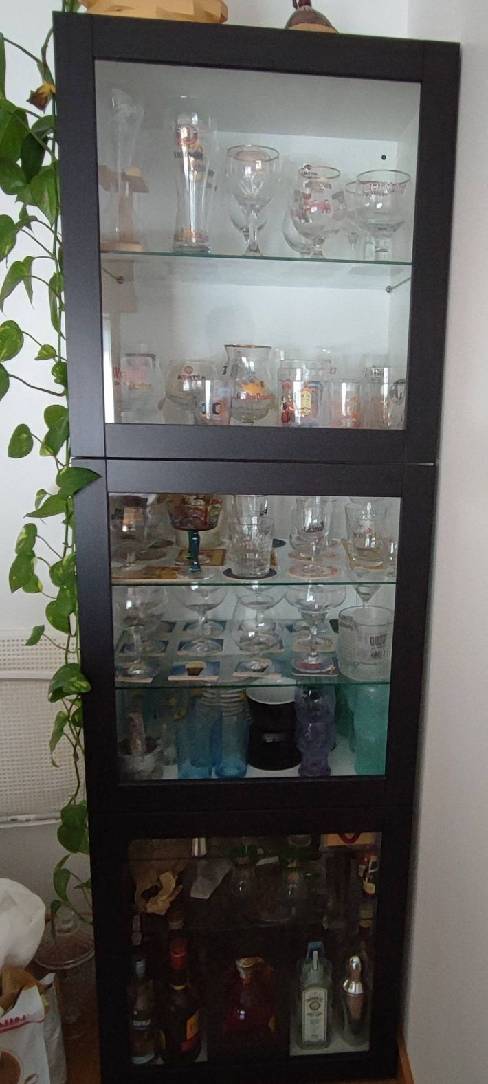 Vitrine Besta branco com 3 portas de vidro preto castanho 60x42x193