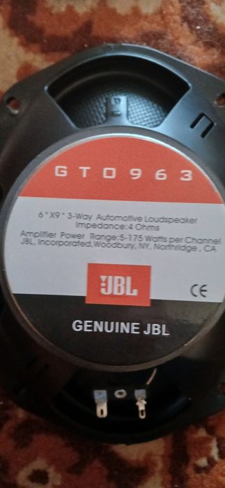 Автомагнітола з дінуміками.