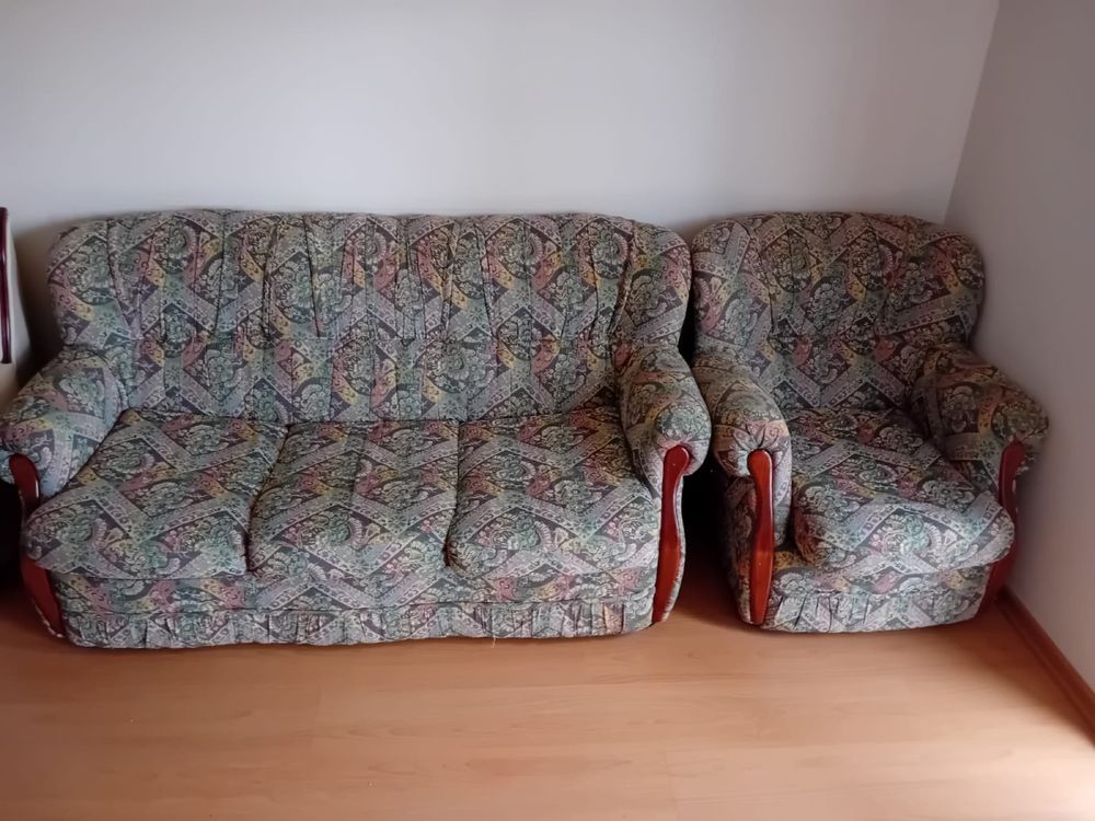 Um sofa com 3 lugares + 1 de um lugar