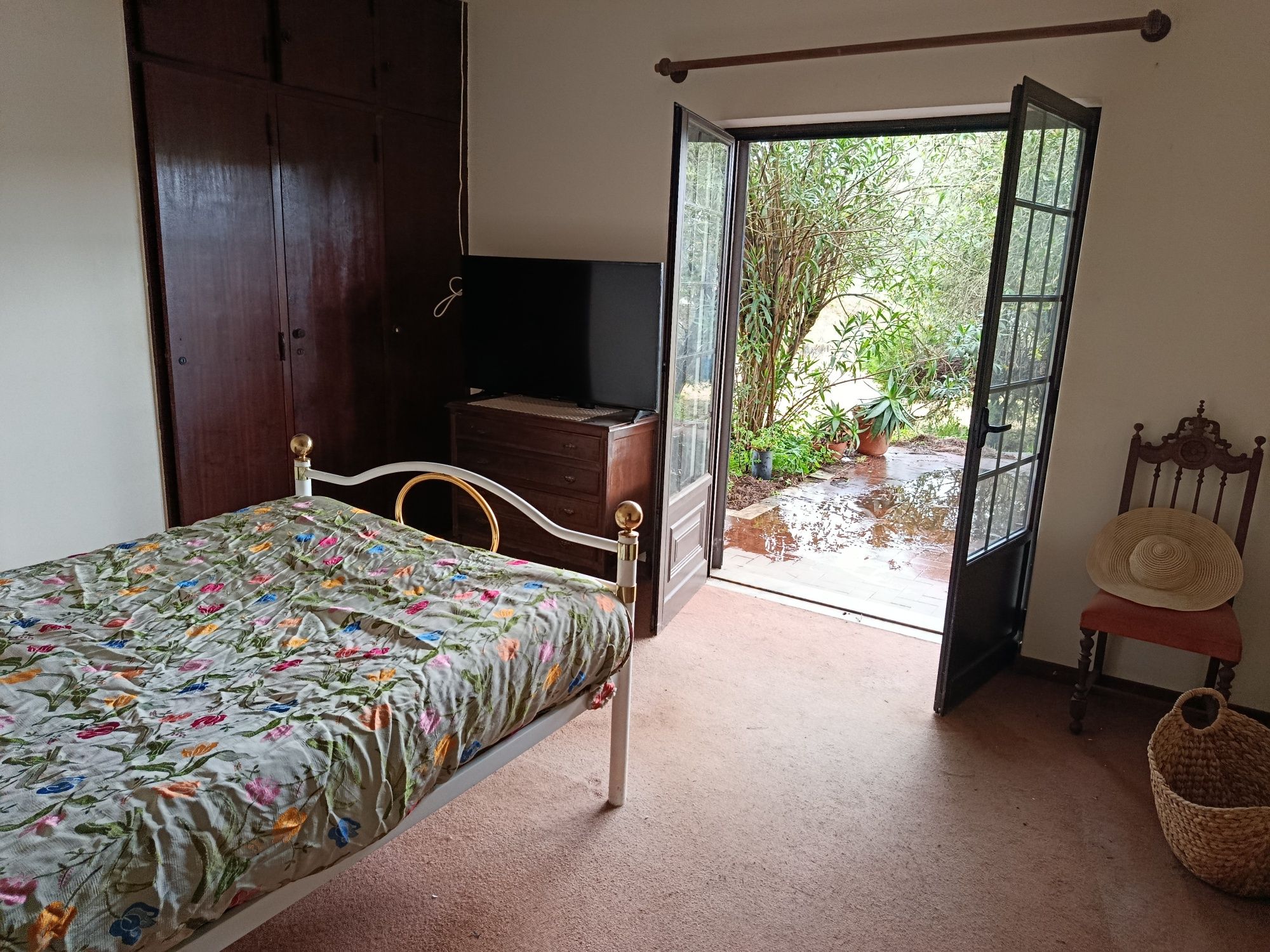 Moradia pronta a habitar com terreno e anexos