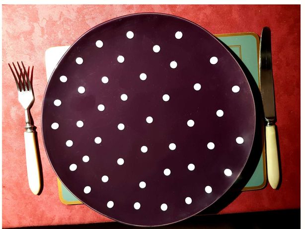 Pięć talerzy fajansowych o srednicy 28 cm, w kolorze fioletowym.