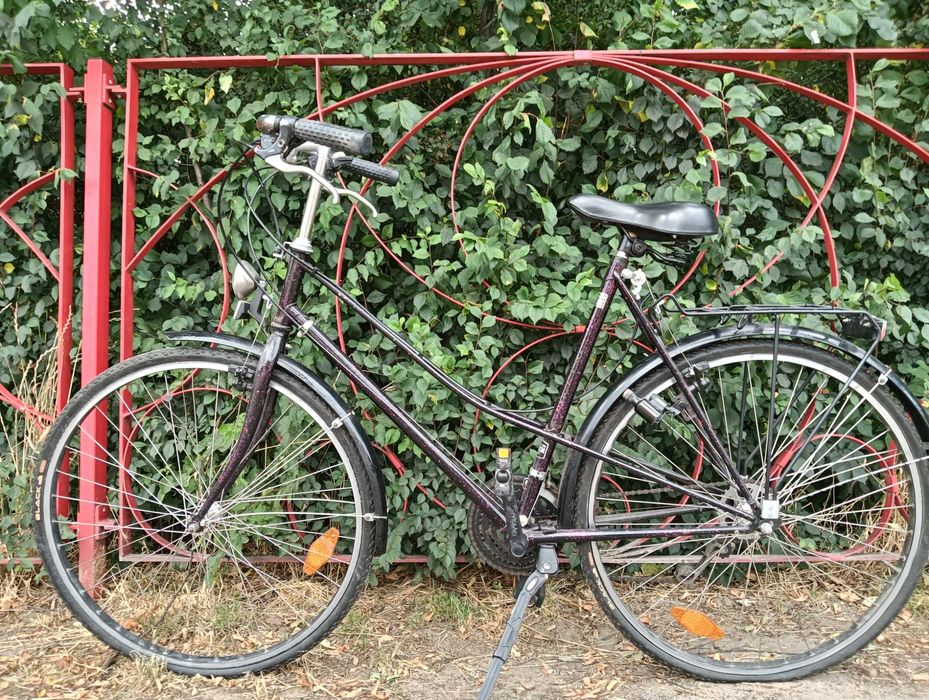 Rower miejski czarny w różowe plamki