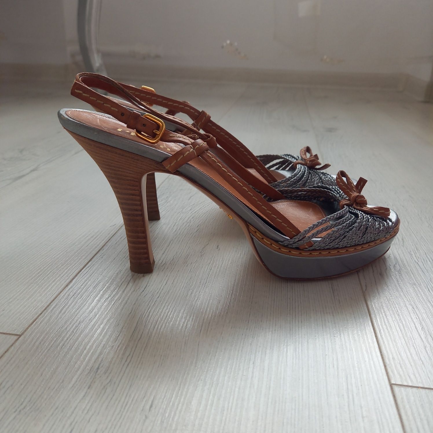 Skórzane buty na obcasie szare srebrne PRADA 39 szpilki paski sandały