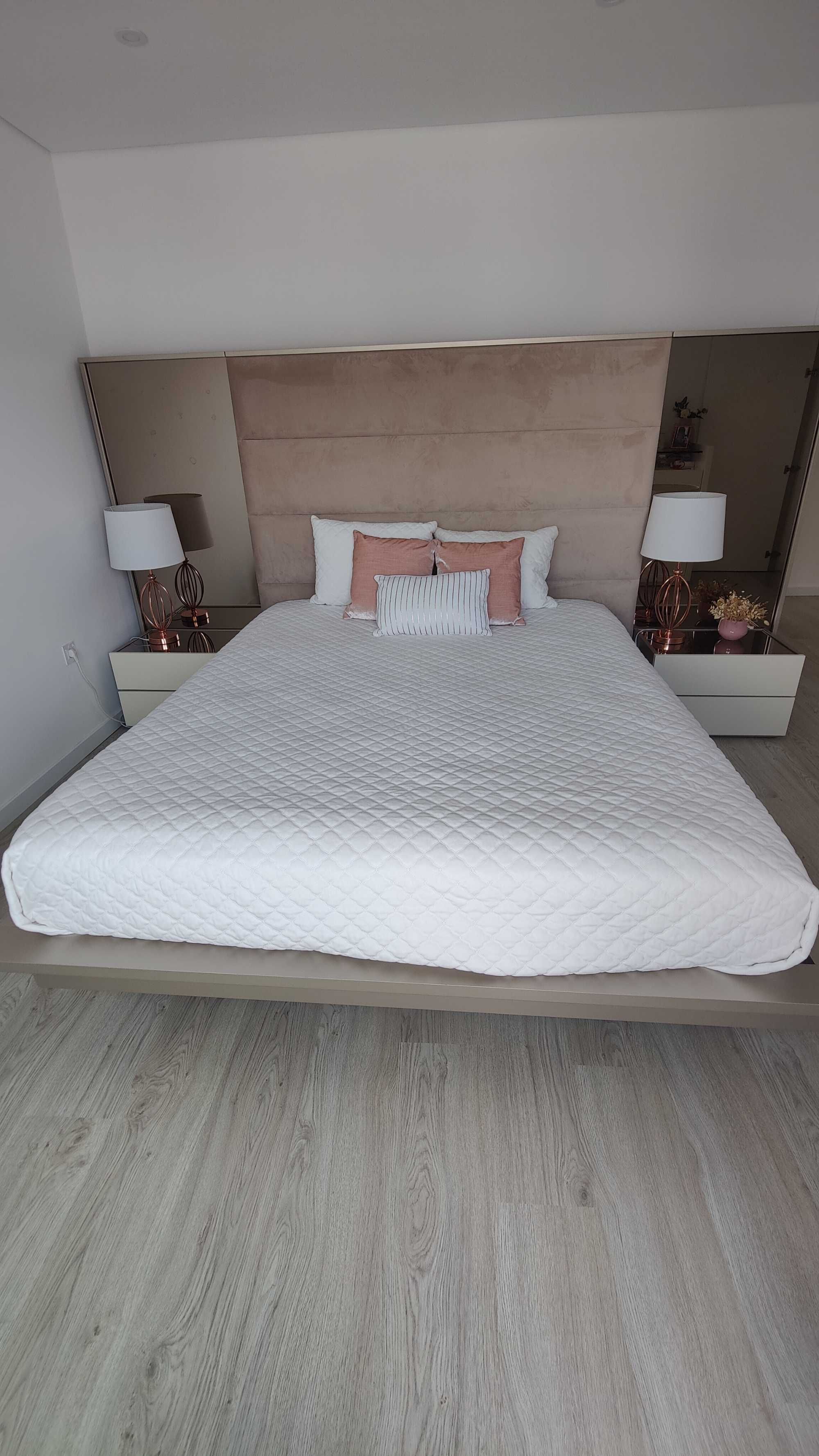 Cama + mesas de cabeceira