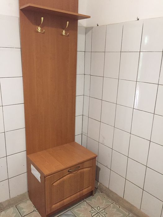 Продається  вішалка для одягу зтумбою б/в