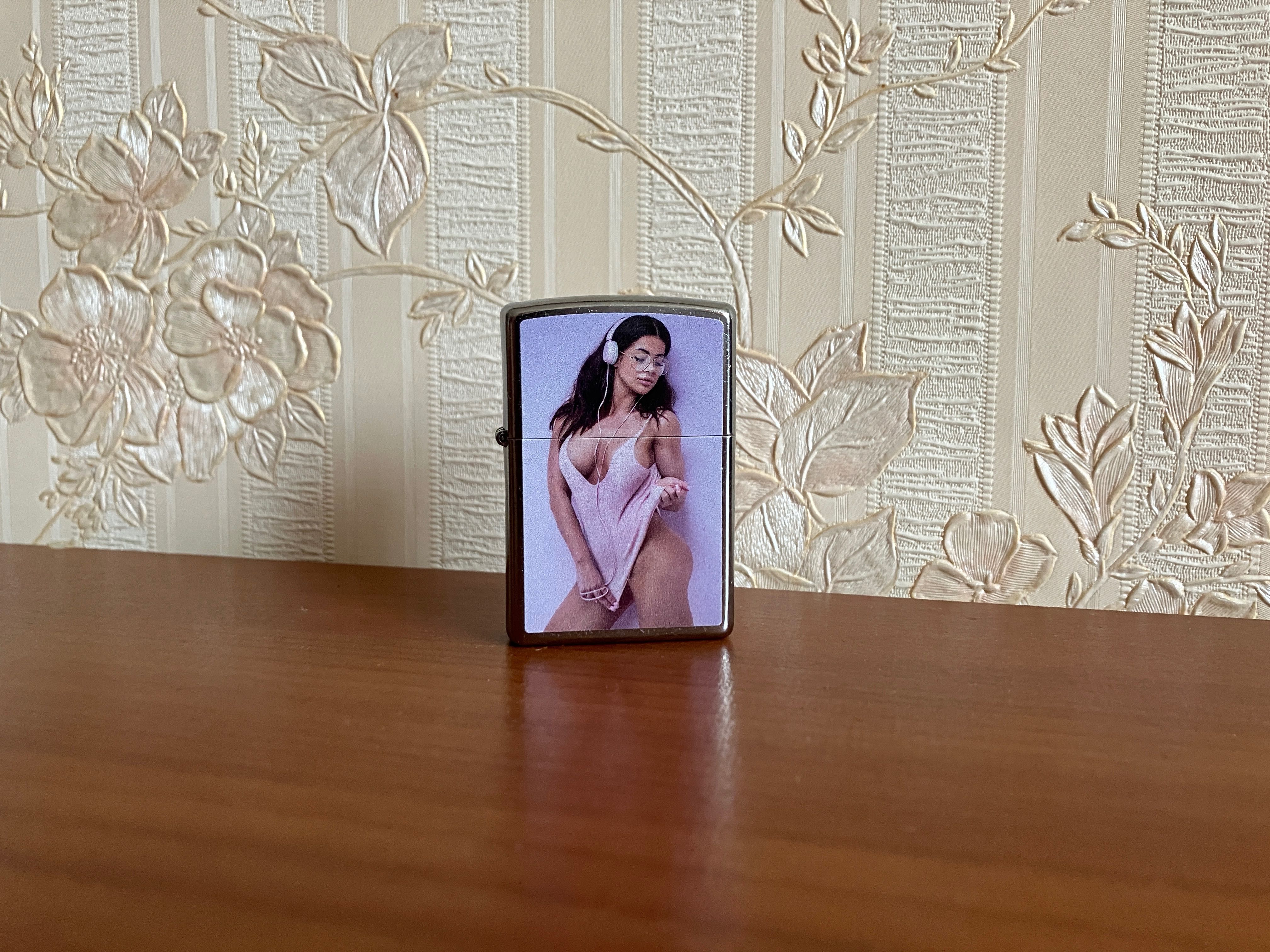 Запальничка Zippo Sexy girl in pink. Оригінал!