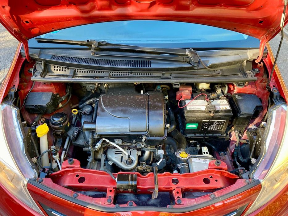Toyota Yaris bordeaux