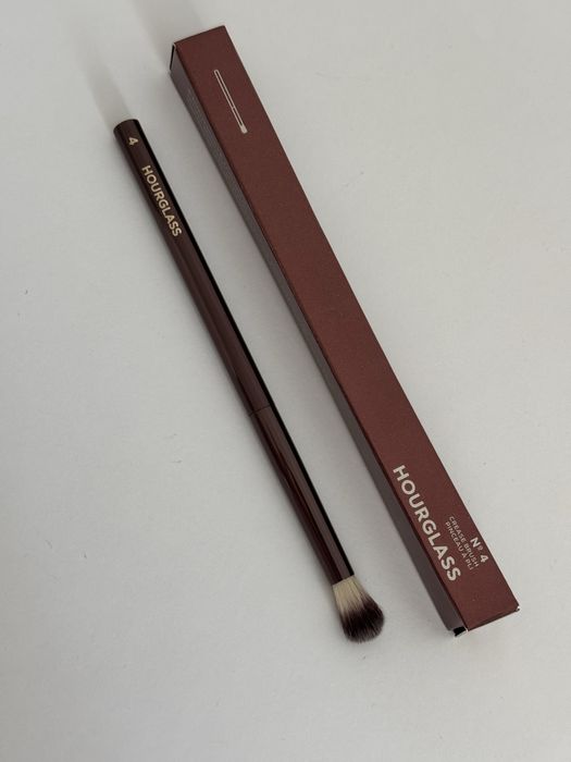 Nowy pędzel do cieni Hourglass nr 4 Crease brush