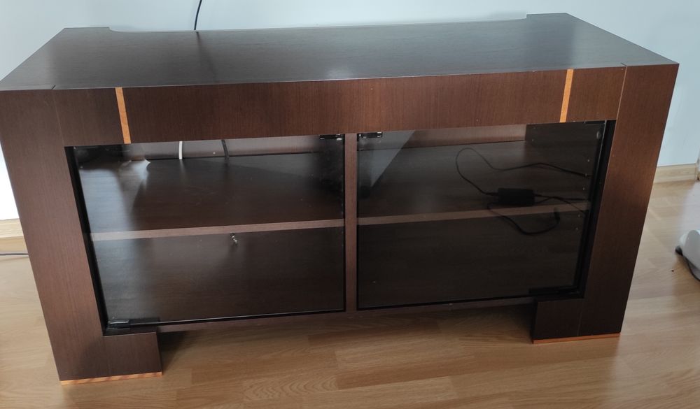 Szafka RTV podświetlana wraz  z podświetlaną półką