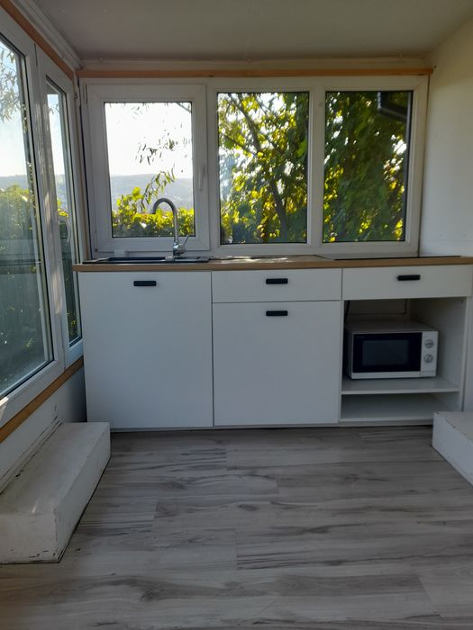 Kiosk na działalność na kółkach z tablicami ubezbieczeniem