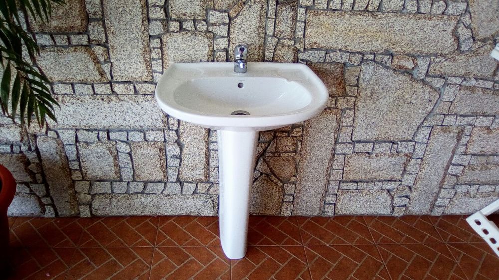 Lavatório com pé + Torneira Misturadora