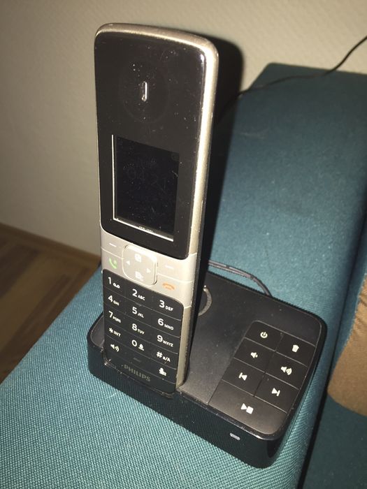 Telefon z ładowarką używany